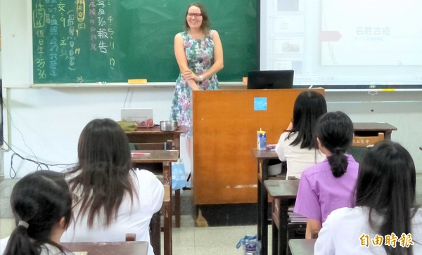 Lyubov’ Semenova at Nántóu secondary school, Taiwan